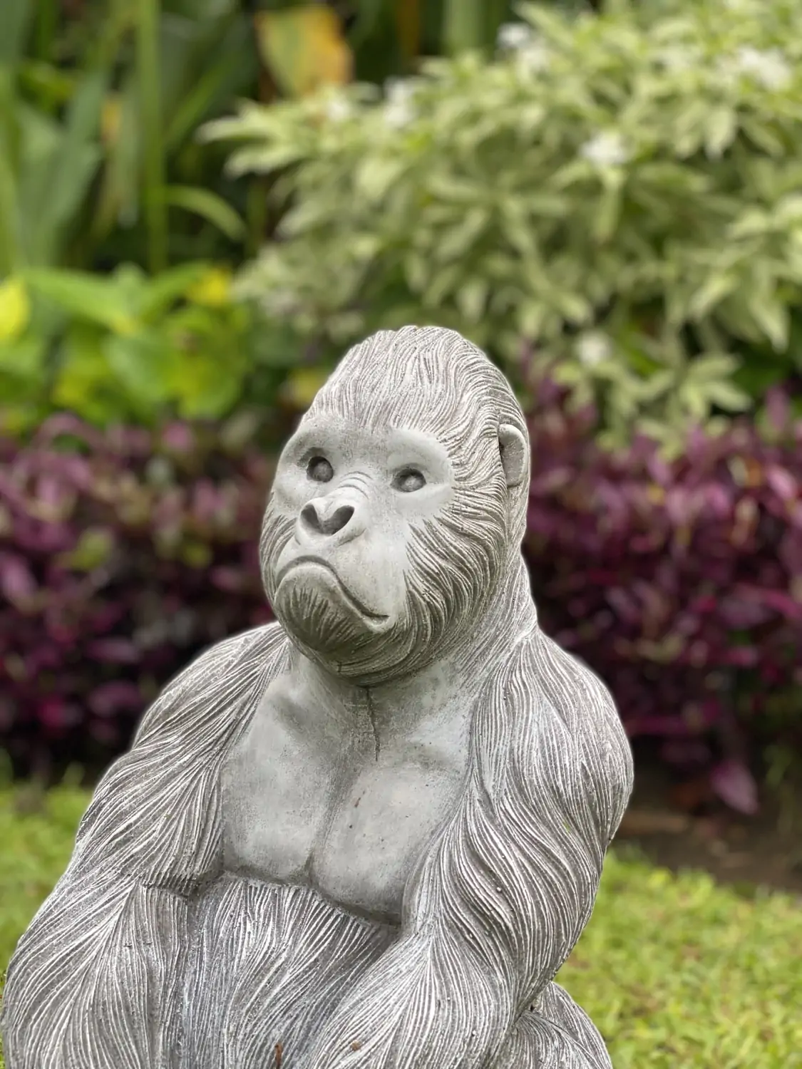 Artikelbild 4 des Artikels “Barney - Gorilla, sitzend, auf Sockel, 40 cm H | Steinguss “